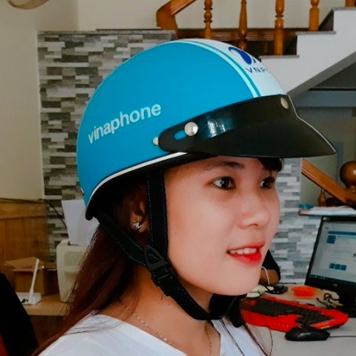 In logo lên nón bảo hiểm quảng cáo theo yêu cầu làm quà tặng khách hàng